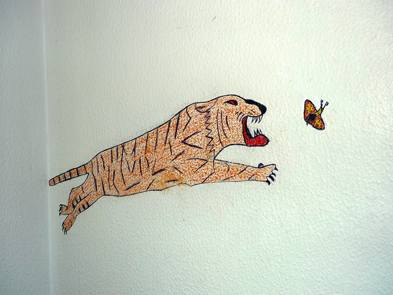 Arnaud Théval Le tigre et le papillon (2012), dessin d'une personne détenue sur le mur d'une cellule.