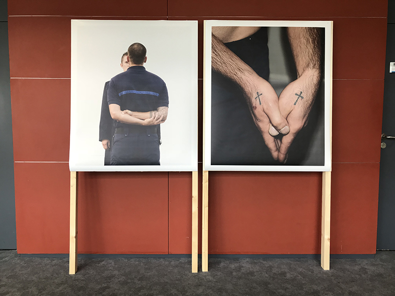 Vues de l'exposition "Ma grande histoire" (2018) les moments de l'incorporation des élèves dans l'administration pénitentiaire, dix formats 100 x 120 cm, l'Énap à Agen.