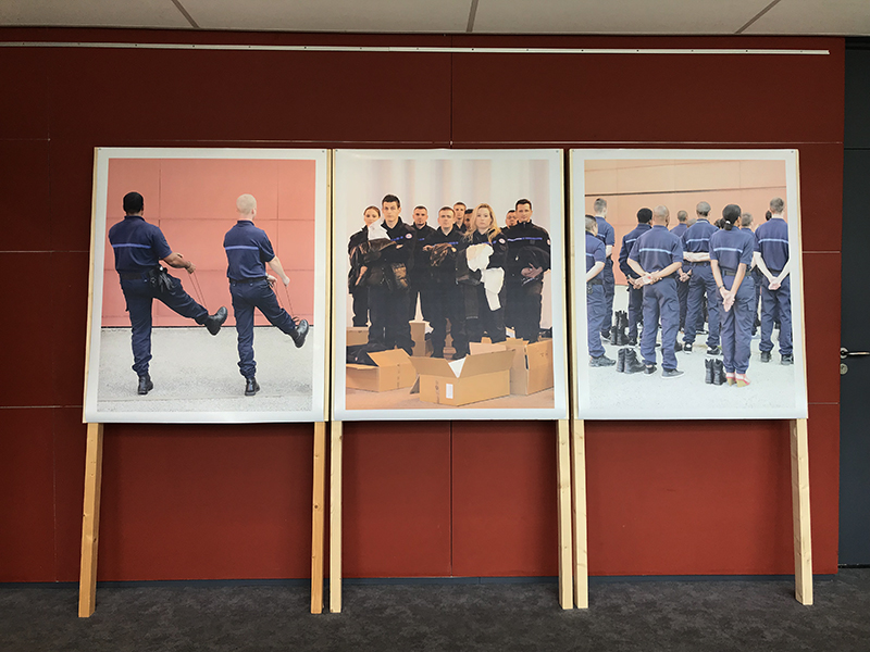 Vues de l'exposition "Ma grande histoire" (2018) les moments de l'incorporation des élèves dans l'administration pénitentiaire, dix formats 100 x 120 cm, l'Énap à Agen.