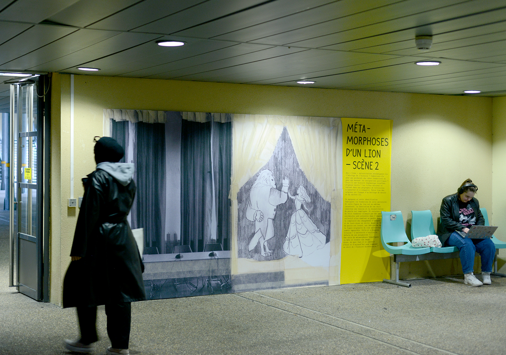 Arnaud Théval "Métamorphoses d’un lion, scène 2" (2025) photographies, textes et dessins par A.Théval. Conception graphique par Mathieu Tremblin. Université Jean Moulin, Lyon III.