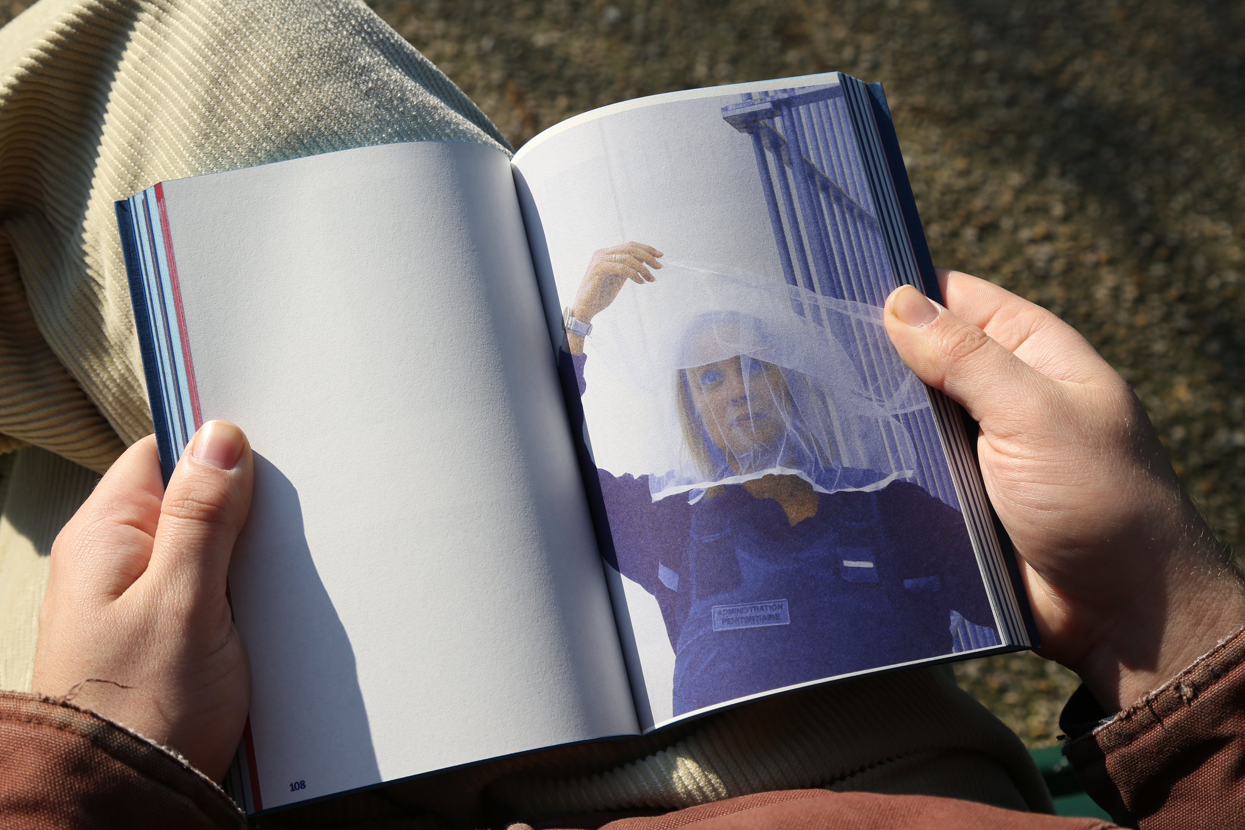 Arnaud Théval Bleu(s) maquillage (2024) questions de genres en prison. Éditions in.édition, Paris.