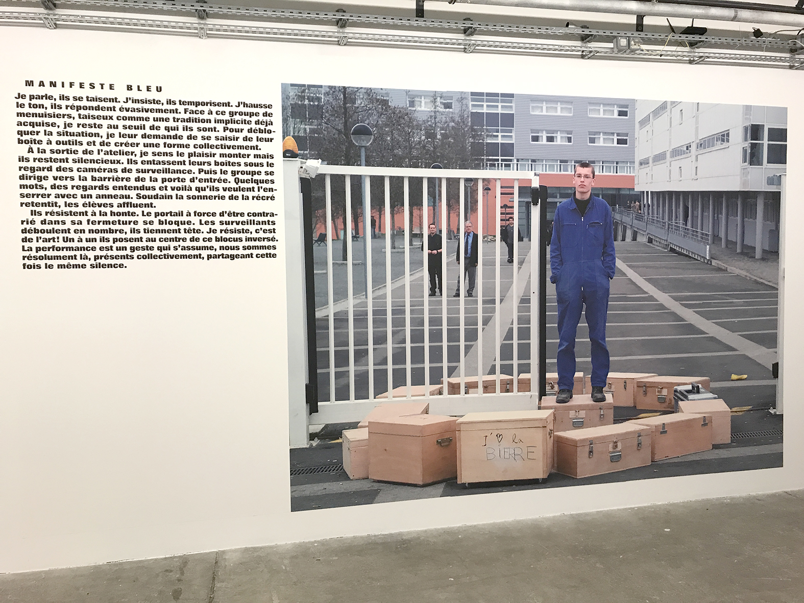 Arnaud Théval Les bleus des lycéens (2021), salle des machines, la Friche La belle de Mai, Marseille.