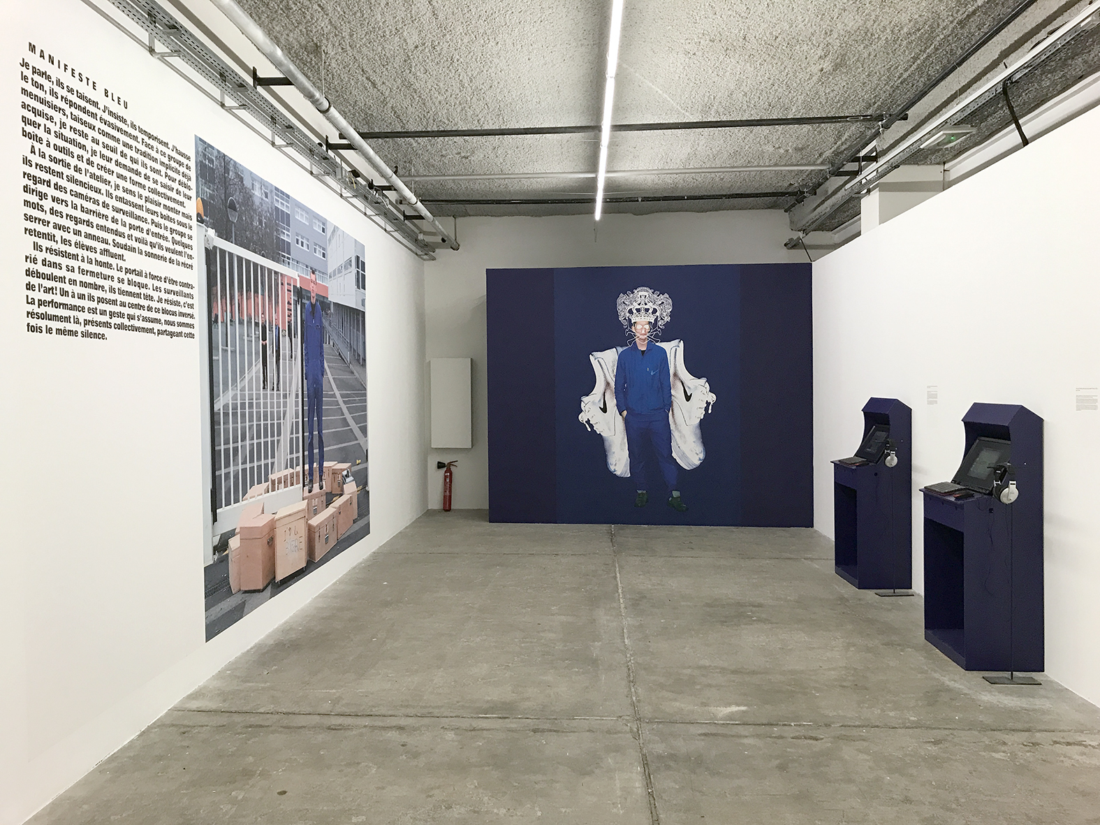 Arnaud Théval Les bleus des lycéens (2021), salle des machines, la Friche La belle de Mai, Marseille.
