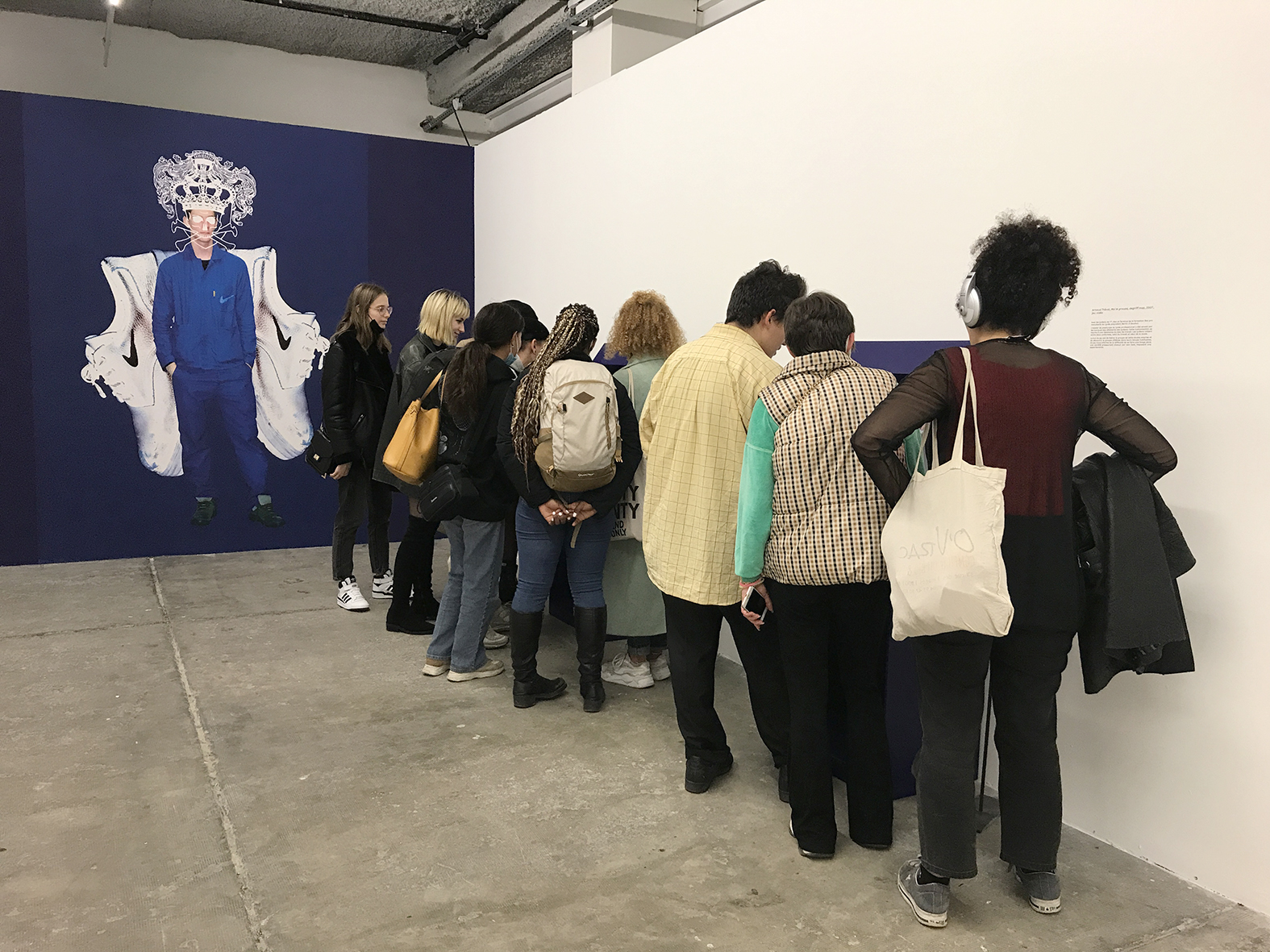 Arnaud Théval Les bleus des lycéens (2021), salle des machines, la Friche La belle de Mai, Marseille.