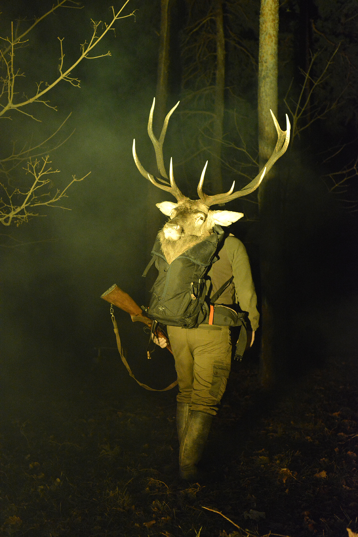 Un père à la lisière des mondes (extrait) (…) Dans son antre, il installe la tête de l’animal naturalisée sur un sac à dos. C’est un trophée qu’il fabrique pour fixer la rencontre entre le chasseur de hautes montagnes et sa proie. Un fois la tête fixée, la discussion reprend entre l’animal et le taxidermiste. L’image du vivant s’anime, leurs regards s’attrapent dans une étrange immobilité. Ça chahute ailleurs. La nuit est tombée sans qu’il ne se soit aperçu du temps qui file comme la trotteuse de sa montre. Sans qu’il ne comprenne bien ce qui lui prend, il endosse le trophée et franchit la petite porte au fond du jardin. L’obscurité l’engloutit entièrement et le parfum humide des sous-bois se mêle aux odeurs des bêtes tapies dans l’ombre. (…)