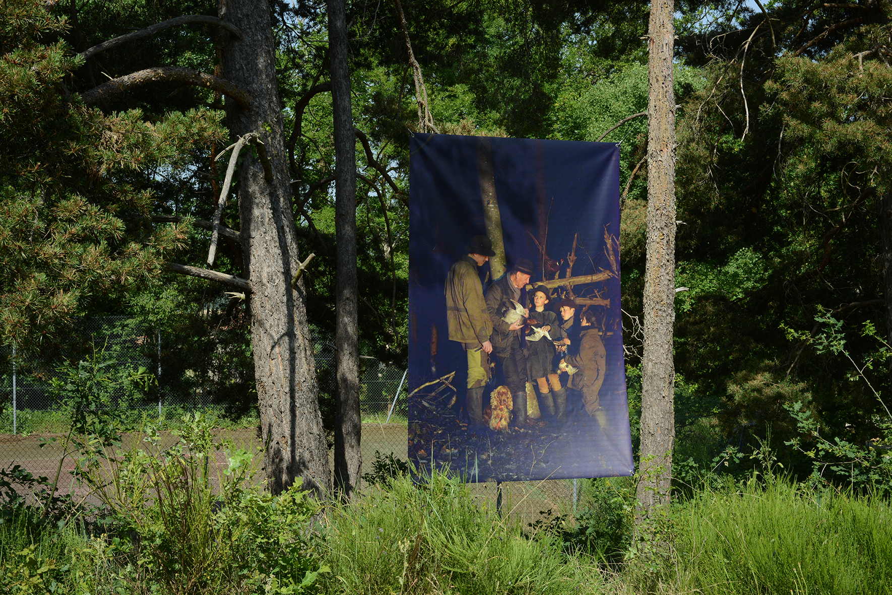 Arnaud Théval Familles dévorantes (2025) tirage sur bâche format 240 x 160 cm.