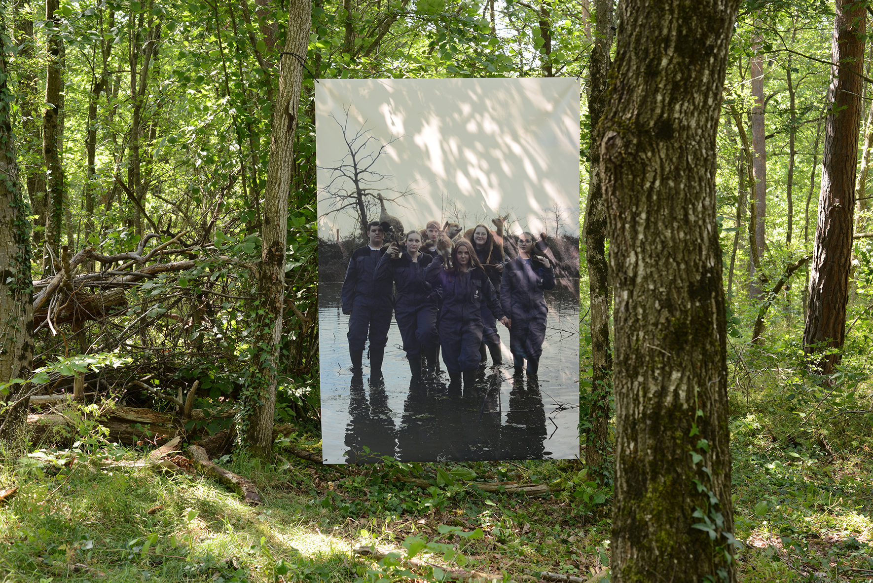 Arnaud Théval Familles dévorantes (2025) tirage sur bâche format 240 x 160 cm.