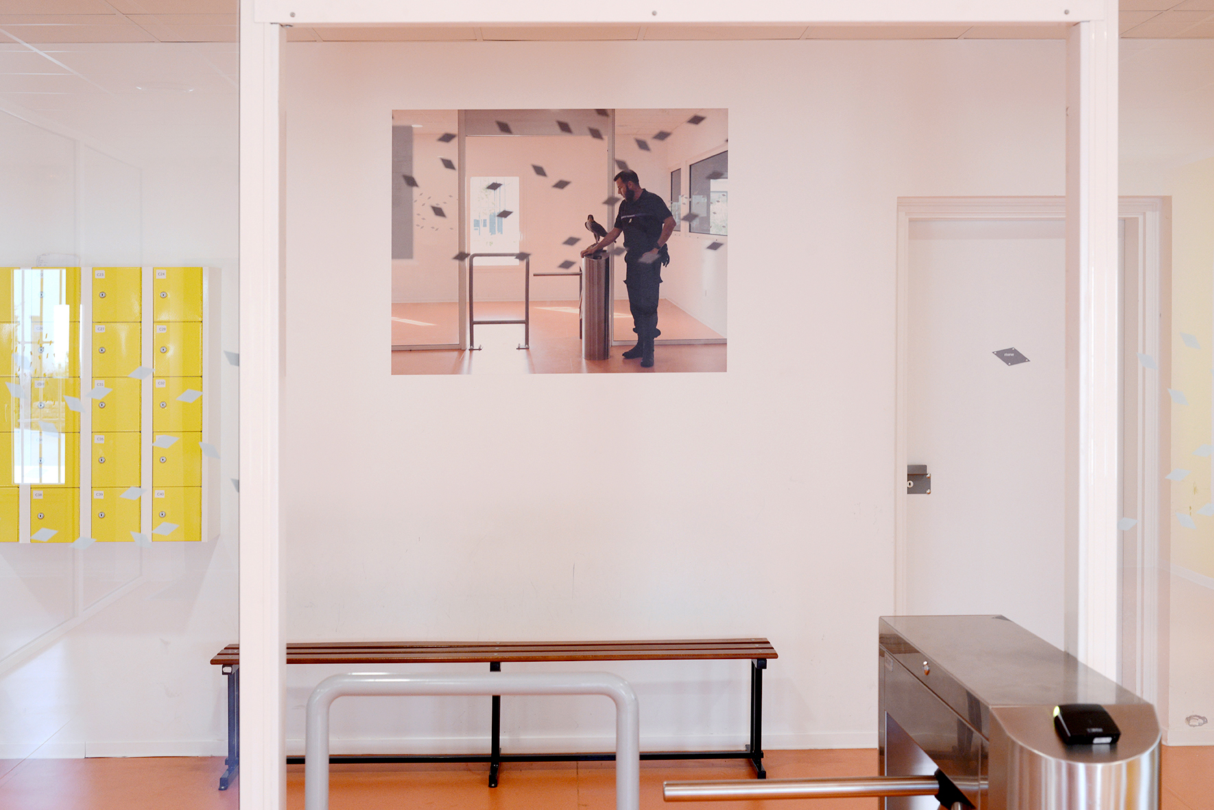 Arnaud Théval Niché là (2020) H 100 x L 126 cm, tirage affiche. Porte d’entrée. © D.R