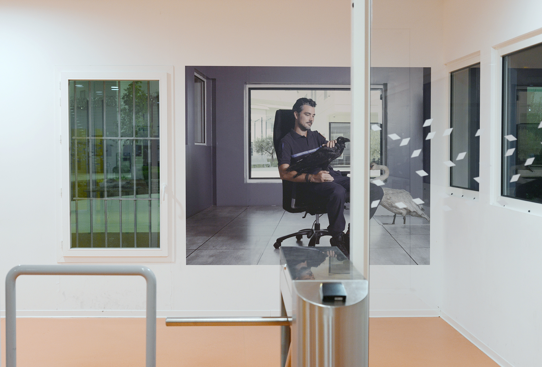 Arnaud Théval Dans le silence (2020) H 168 x L 210 cm, tirage affiche. Porte d’entrée. © D.R