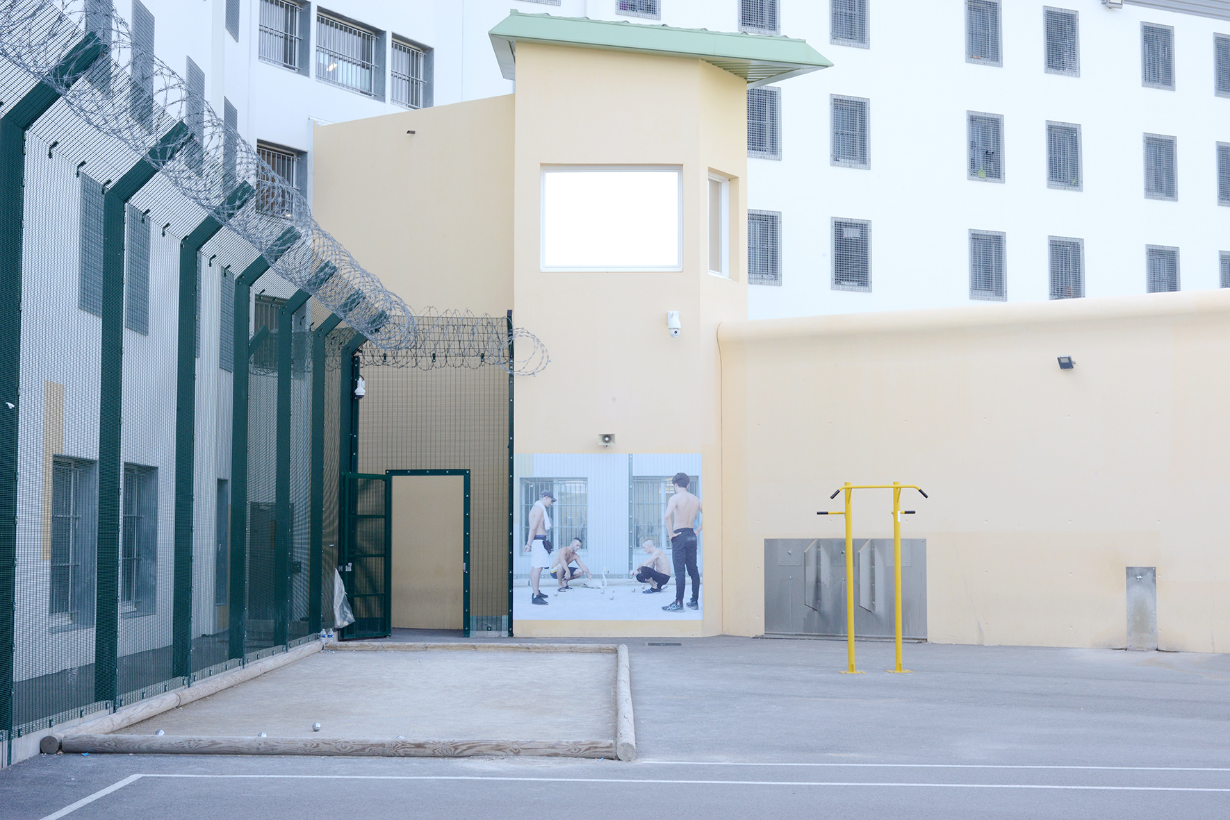 Arnaud Théval Une partie sérrée (2020) H 259 x L 293 cm, tirage affiche. Cour de promenade du bâtiment d’habitation 2. © D.R