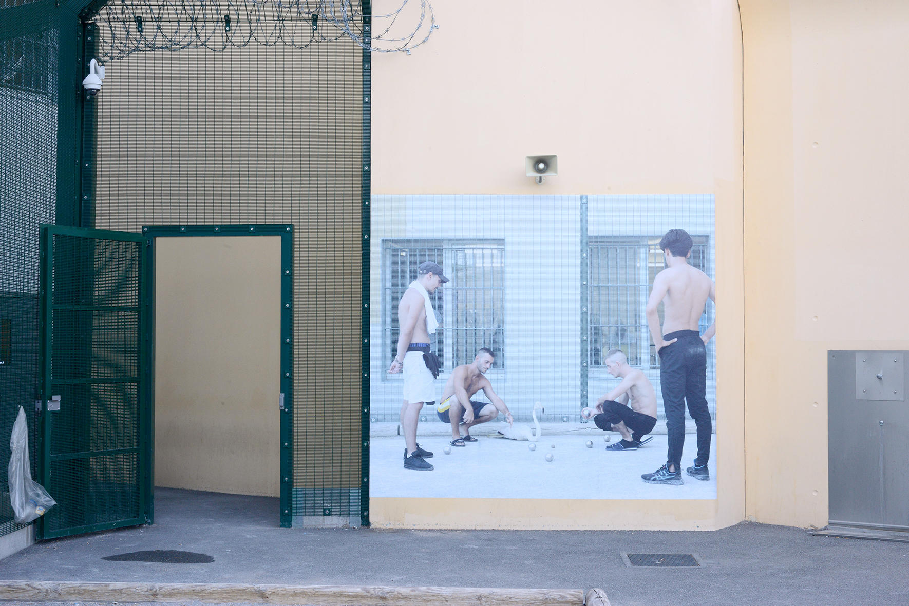 Arnaud Théval Une partie sérrée (2020) H 259 x L 293 cm, tirage affiche. Cour de promenade du bâtiment d’habitation 2. © D.R