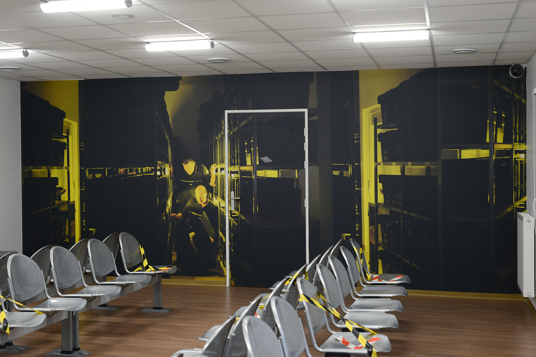 Arnaud Théval La panne (2020) H 243 x L 613 cm, affiche. Salle d’attente des familles pour le parloir. © D.R