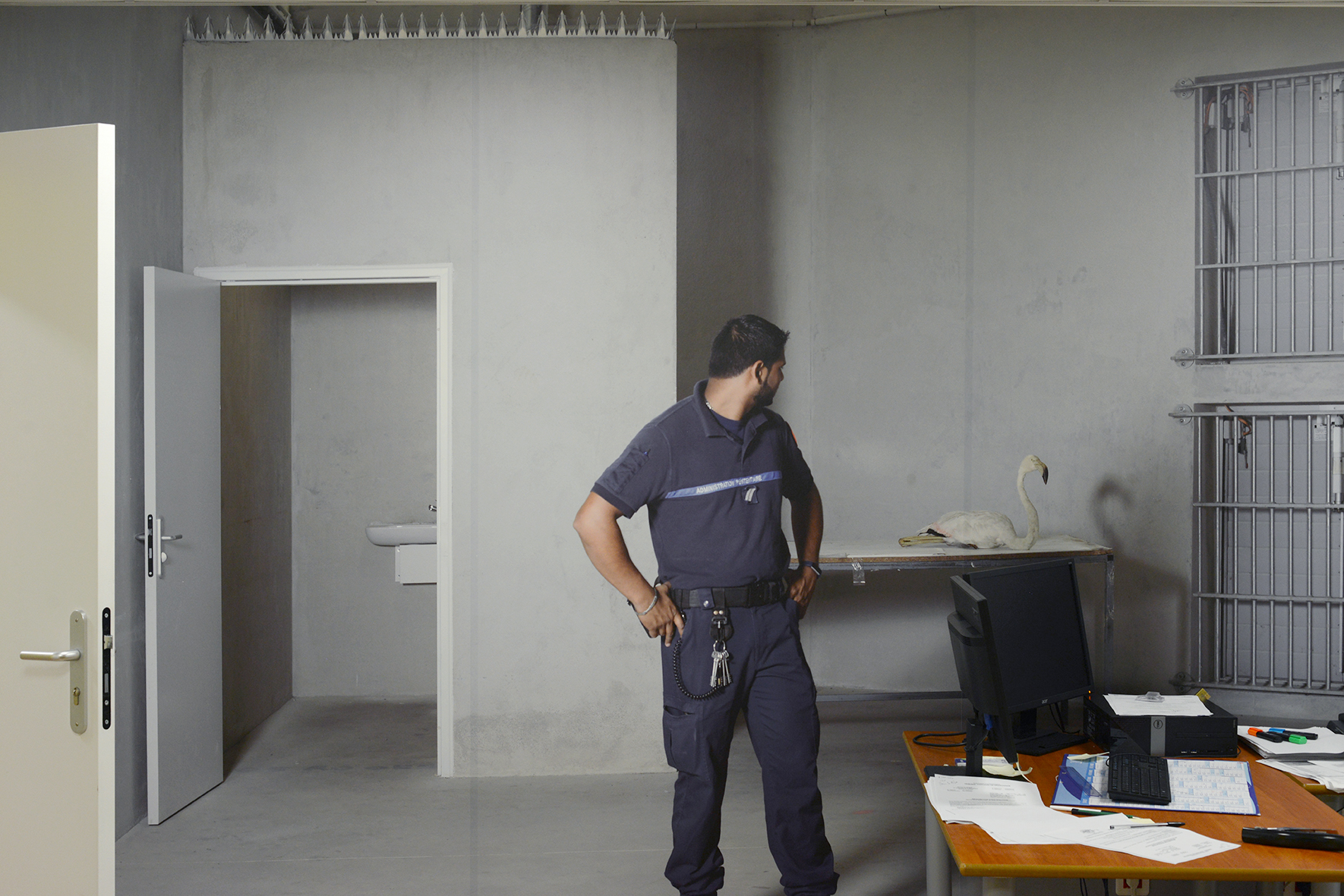 Arnaud Théval Un cas isolé (2020) H 246 x L 365,52 cm, tirage affiche. Bureau. © D.R