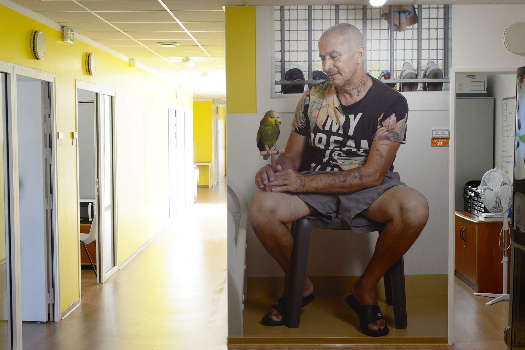 Arnaud Théval L’homme perroquet (2020) H 247 x L 166 cm, tirage affiche. Bâtiment de l’administration. © D.R