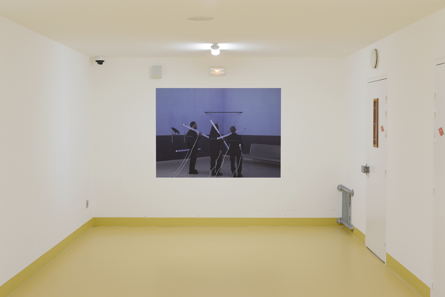 Arnaud Théval La tombée de la nuit retardée (2020) H 132 x L 184 cm, tirage affiche. Quartier arrivants. © D.R