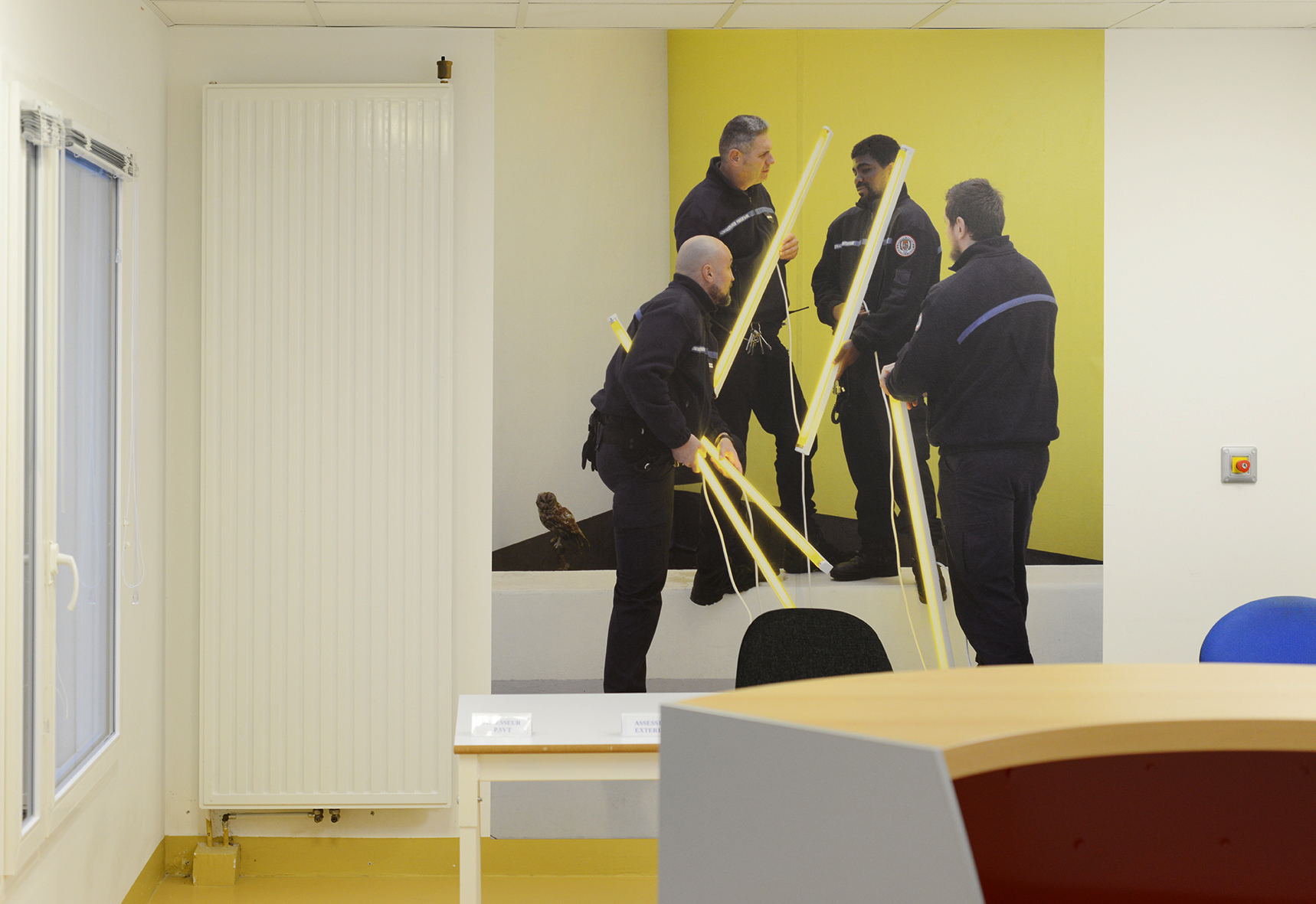Arnaud Théval À la lumière des mots (2020) H 239 x L 186 cm, tirage affiche. Salle d’audience du quartier disciplinaire. © D.R
