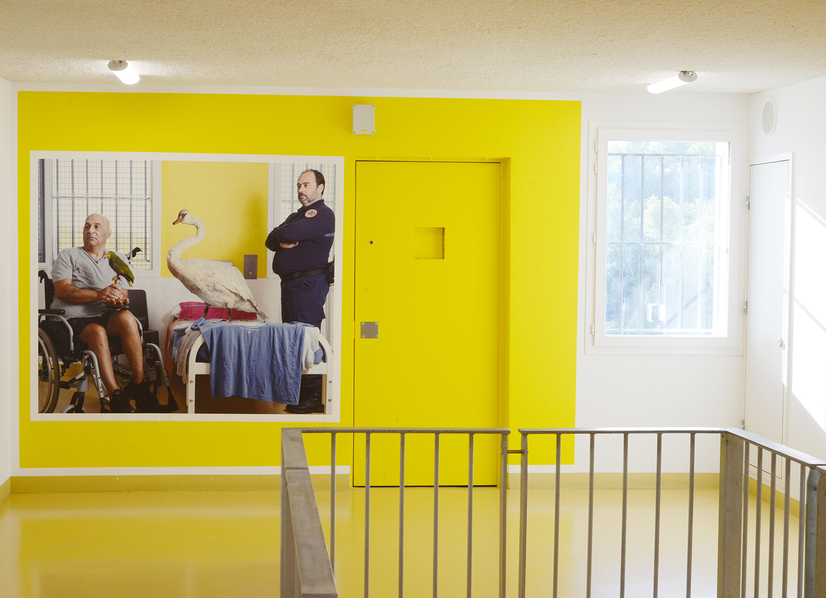 Arnaud Théval La compagnie 4 (2020) H 165 x L 190 cm, tirage affiche. Coursive du bâtiment d’habitation 2. © D.R