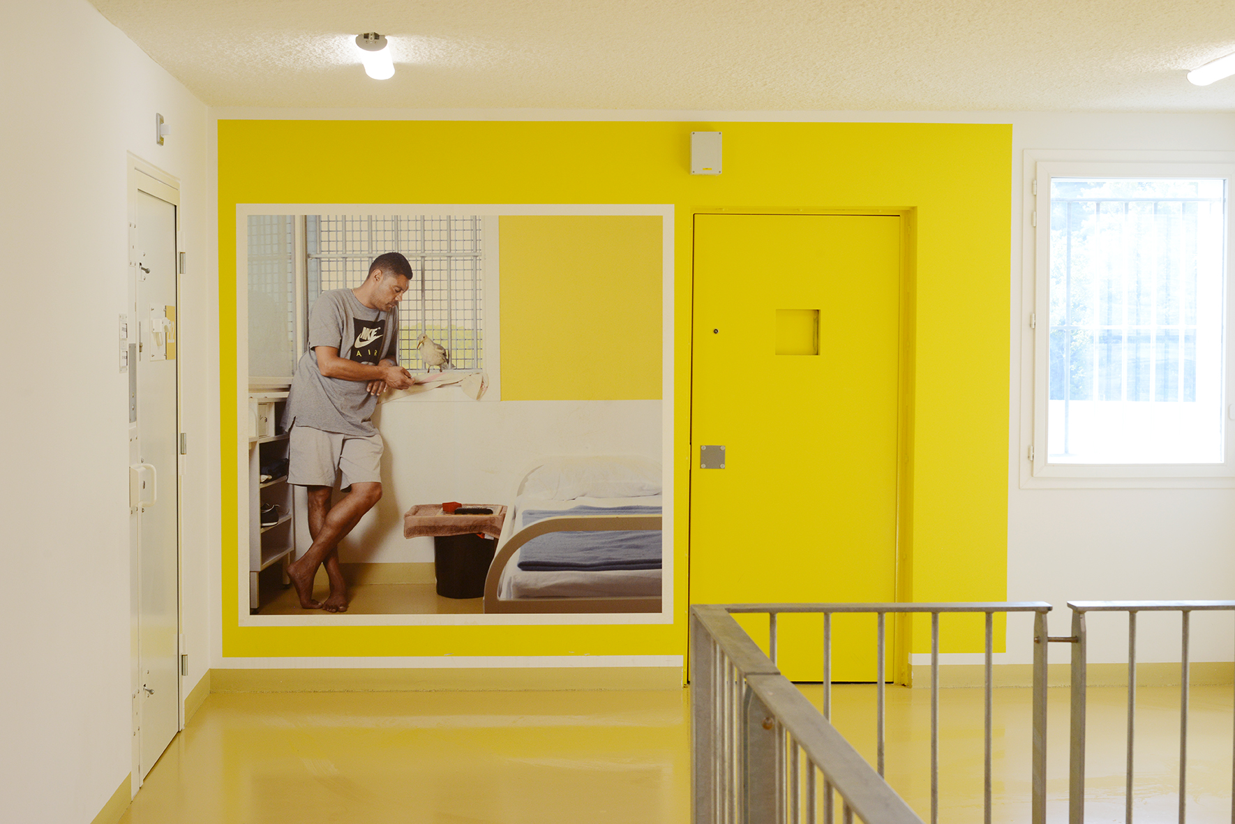 Arnaud Théval La compagnie 2 (2020) H 181 x L 190 cm, tirage affiche. Coursive du bâtiment d’habitation 2. © D.R