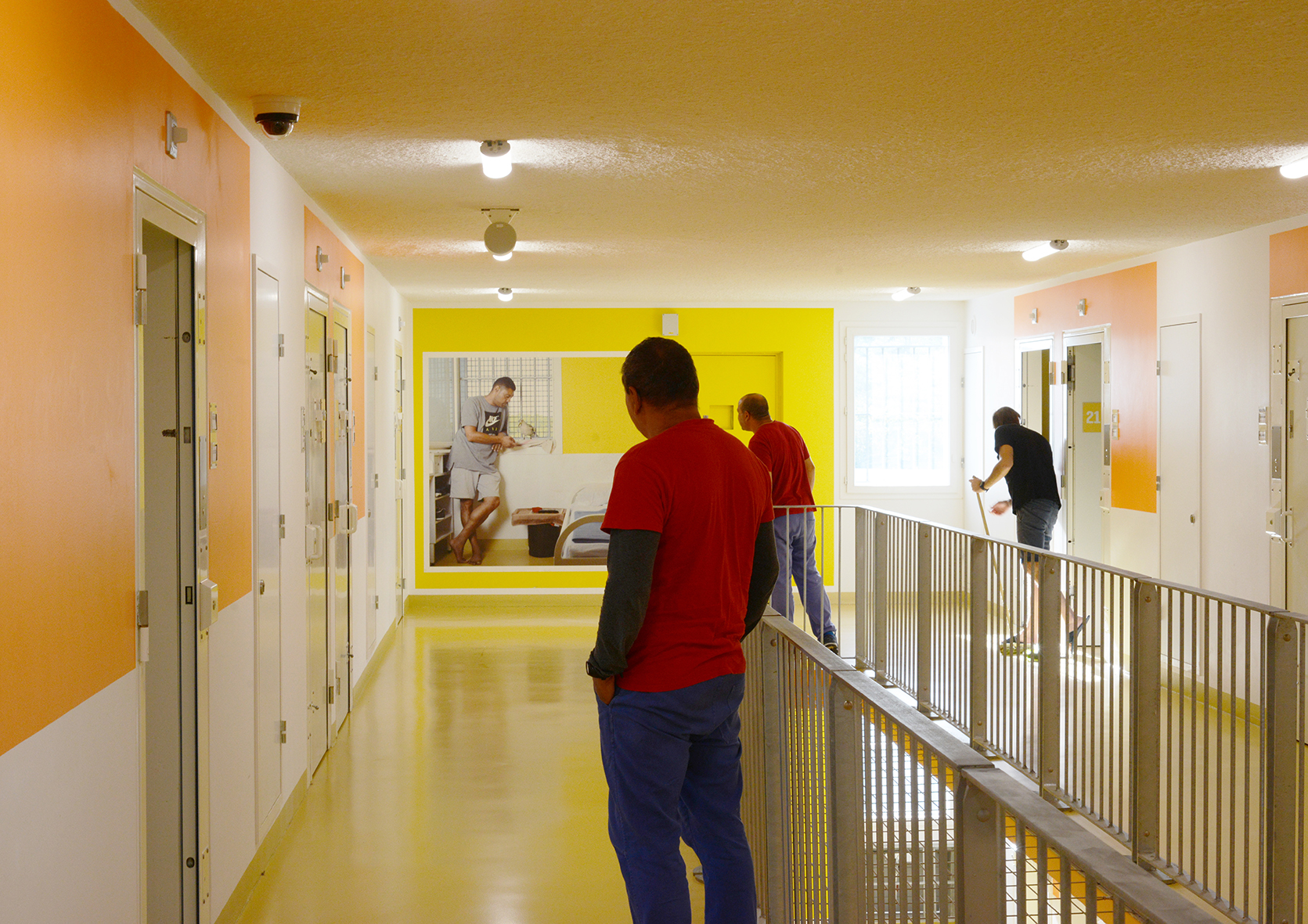 Arnaud Théval La compagnie 2 (2020) H 181 x L 190 cm, tirage affiche. Coursive du bâtiment d’habitation 2. © D.R
