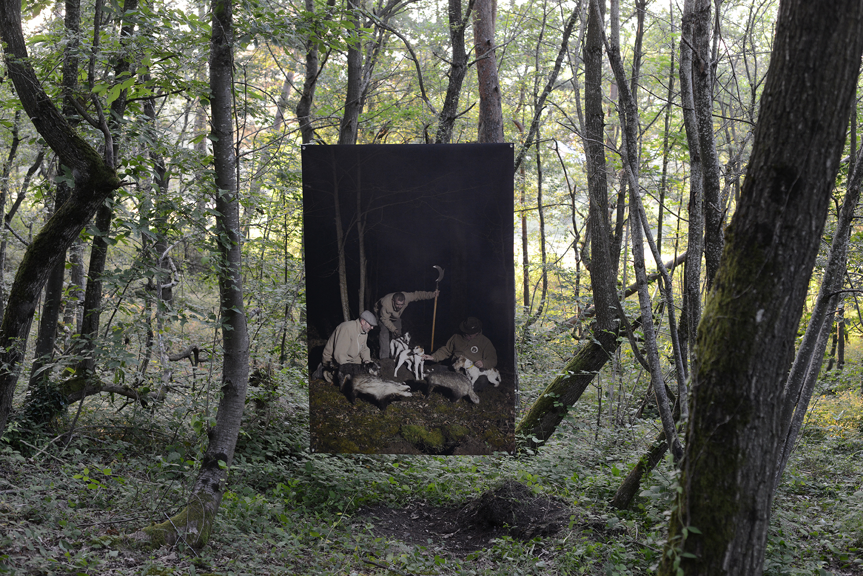 Arnaud Théval Familles dévorantes (2025) tirage sur bâche format 240 x 160 cm.