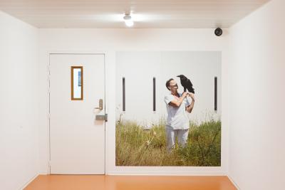 Arnaud Théval Une bonne nouvelle (2020) H 194 x L 177 cm, tirage affiche. Unité santé. © D.R