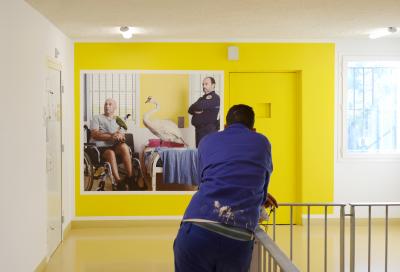 Arnaud Théval La compagnie 4 (2020) H 165 x L 190 cm, tirage affiche. Coursive du bâtiment d’habitation 2. © D.R