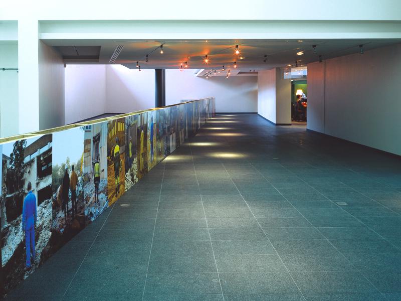 La cloison,  Le chantier des archives (2008) 64 affiches collées de chaque côté d’une palissade de 115 x 2800 cm. 