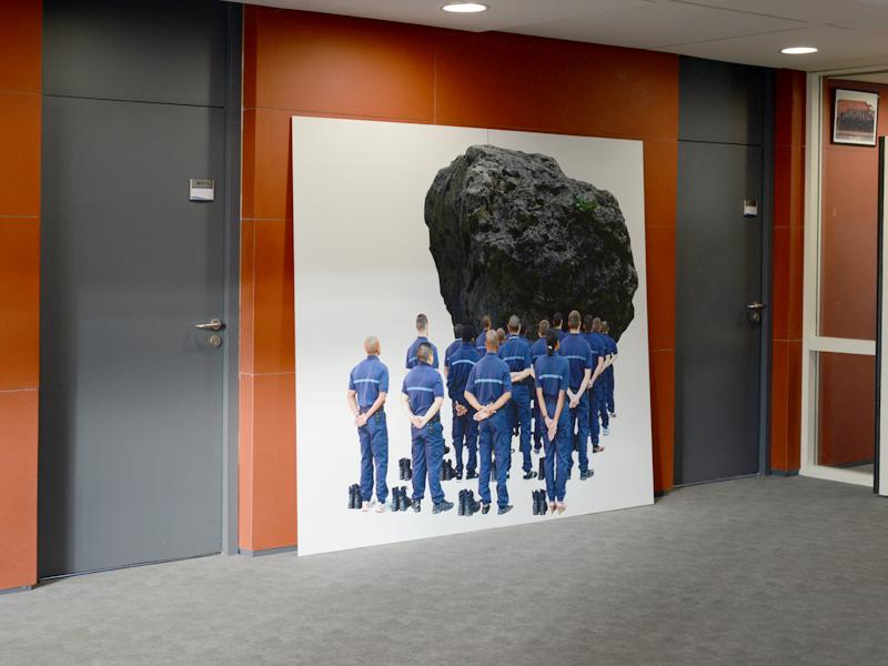La convocation (2014), tirage numérique contrecollé sur dibon, 200 x 233 cm.