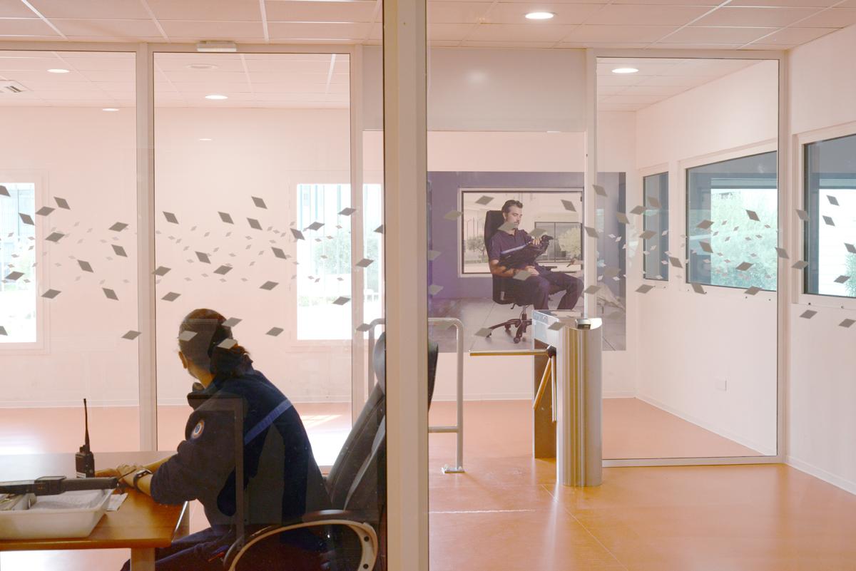 Arnaud Théval Dans le silence (2020) H 168 x L 210 cm, tirage affiche. Porte d’entrée. © D.R
