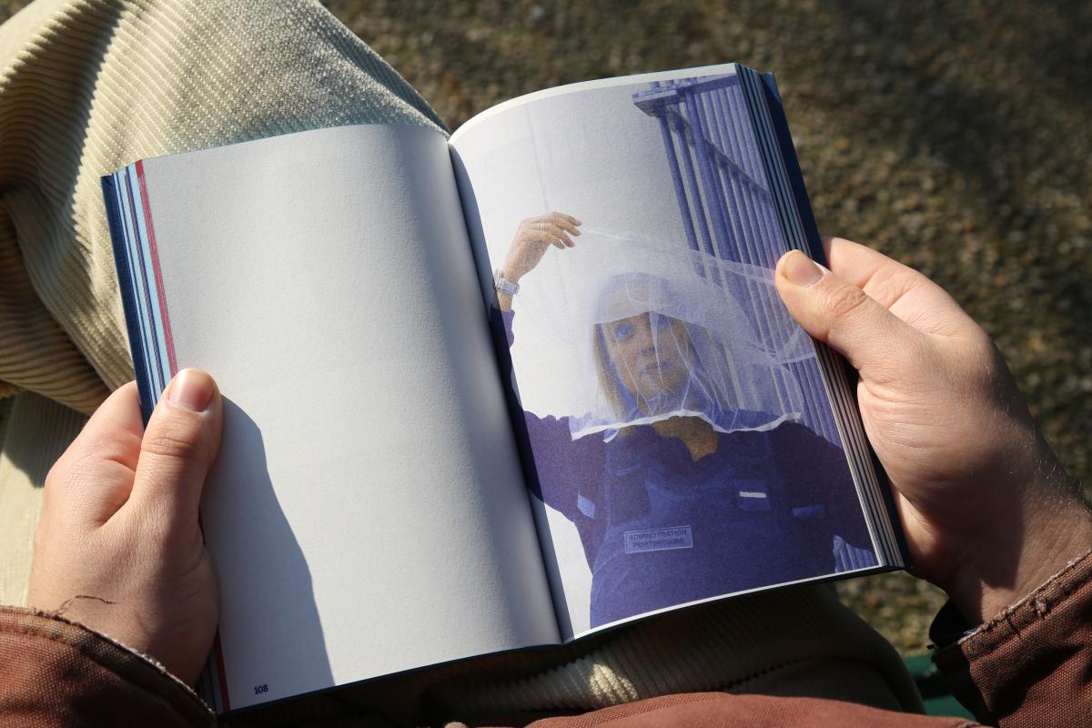 Arnaud Théval Bleu(s) maquillage (2024) questions de genres en prison. Éditions in.édition, Paris.